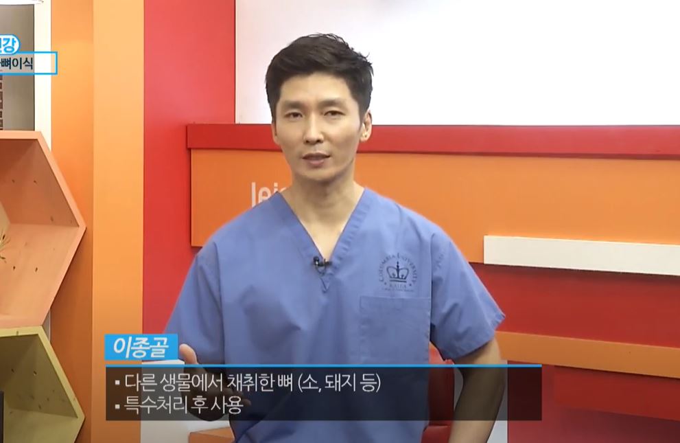 의료 용품을 착용한 남성 강사, 교육 세션 중 있는 모습.